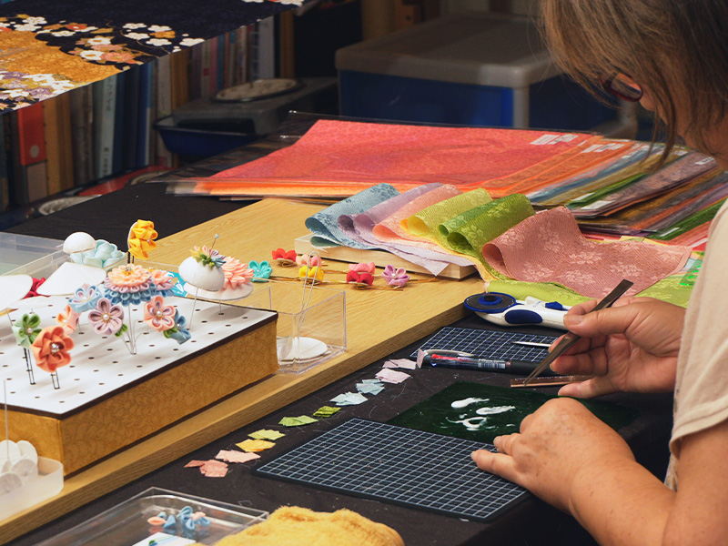 京都で学ぶ本格的なつまみ細工レッスン