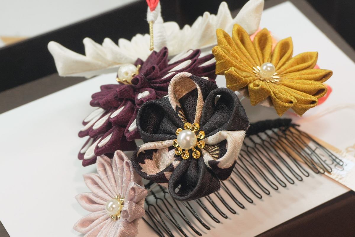 髪飾りからカフスまで豊富なラインナップ
